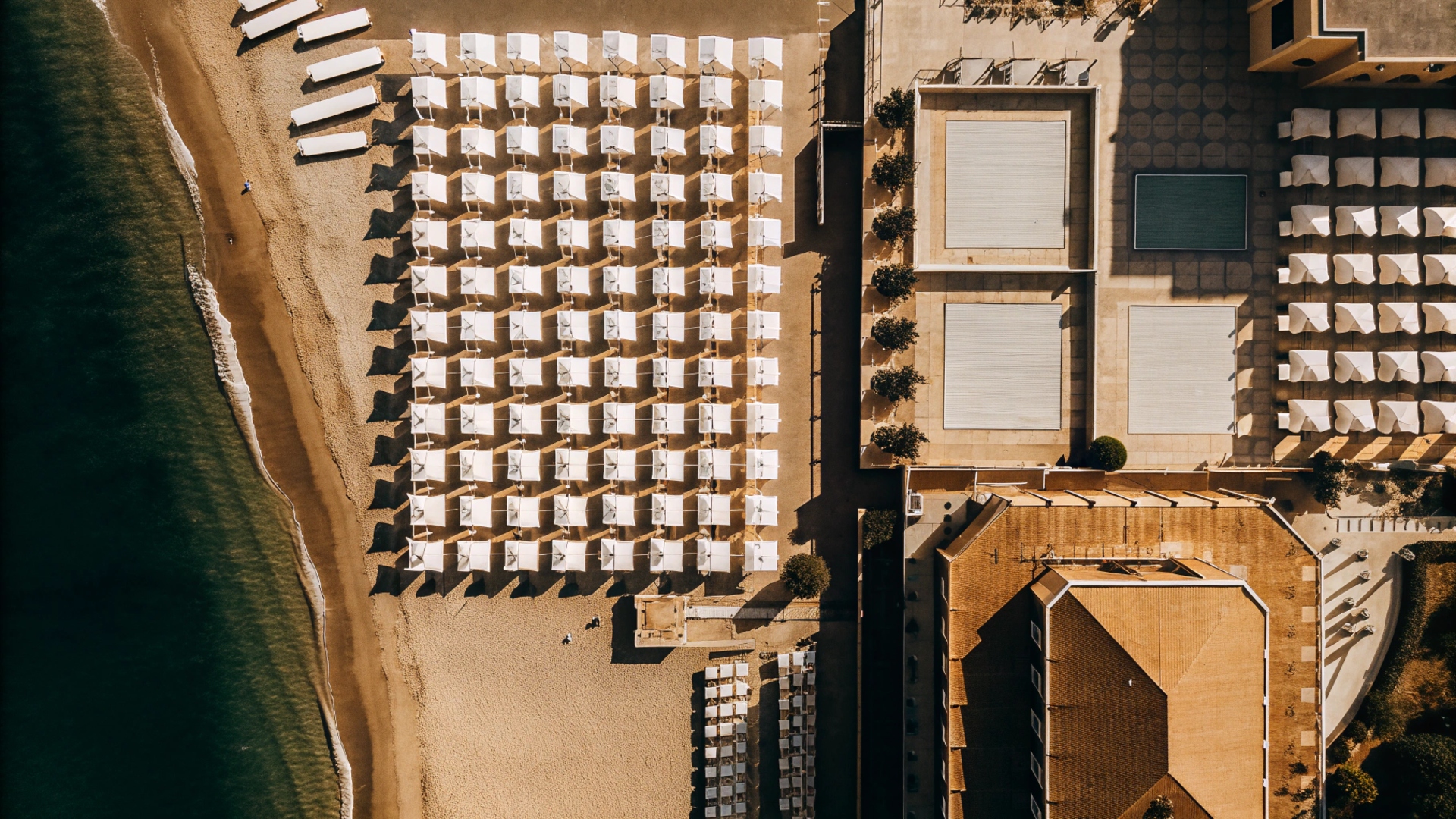 Vista aerea dello stabilimento balneare La Mariposa a Lido di Ostia con ombrelloni e mare