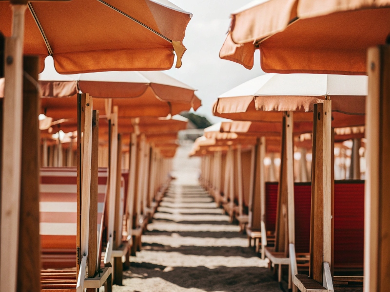 Fila di ombrelloni colorati su una spiaggia di Lido di Ostia in estate
