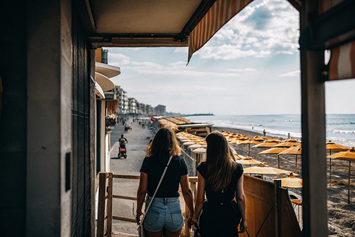 Il lungomare di Lido di Ostia con la spiaggia e il mare cristallino in estate
