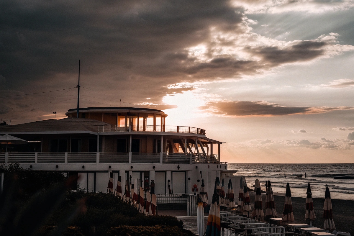 Tramonto spettacolare sul mare di Lido di Ostia con il cielo che si tinge d'arancio